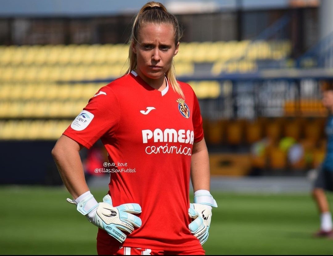xavi_jorquera's tweet photo. Sin hacer mucho ruido y aceptando su rol de portera suplente, Carmen Carbonell ha reventado hoy la puerta de la TITULARIDAD de la portería del Villarreal Femenino.

✅Muy atenta en los balones aéreos, imperial en los 1vs1 y dando seguridad a la defensa.

PARTIDAZO🧤 https://t.co/qpqY1cJKvn