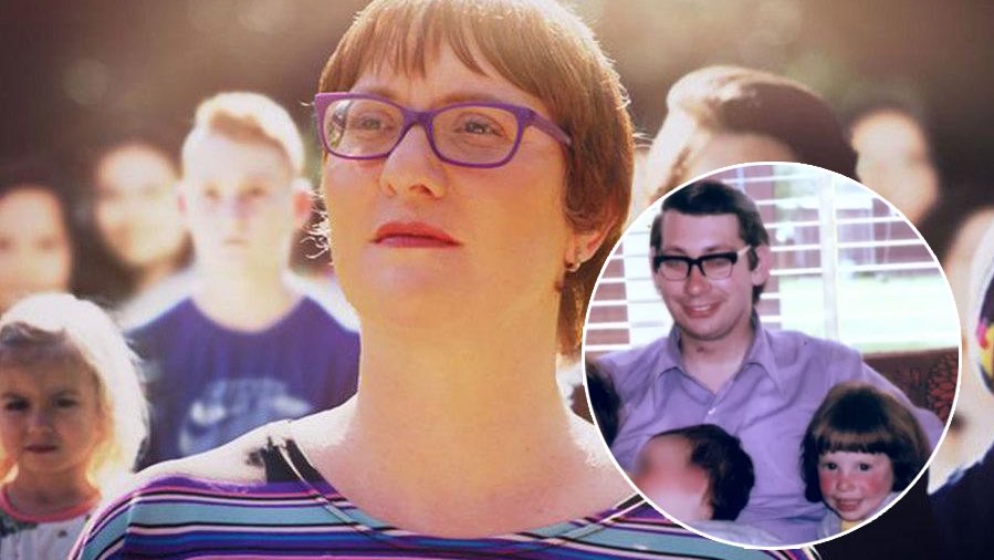 lolitascak3's tweet image. เรื่องนี้เป็นเรื่องราวชีวิตผู้หญิงที่โคตรแตกสลาย เด็กผู้หญิงคนนึงมีถึง 2,500 บุคลิกภาพในตัวเอง! เพราะเธอถูกพ่อตัวเองทารุณและข่มขืนร่วม 7 ปี จนจิตใจเด็กคนนึงต้องสร้างตัวตนใหม่ขึ้นมาซ้ำๆ แถมยังโดนพ่อล้างสมองว่าอ่านใจเธอได้จนรู้สึกไม่ปลอดภัยแม้กระทั่งในความคิดตัวเอง! (มีต่อ)