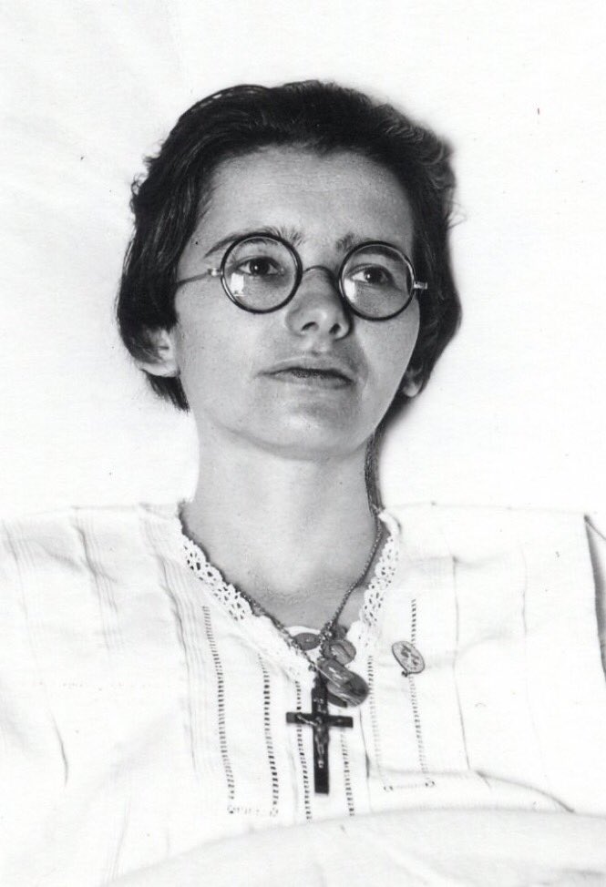 LuckyLu32431232's tweet photo. Prophétie de Marte Robin en 1936: 
« La France tombera très bas, plus bas que les autres nations, à cause de son orgueil et des mauvais chefs qu'elle se sera choisie. Elle aura le nez dans la poussière. Il n'y aura plus rien. Mais dans sa détresse, elle se souviendra de Dieu... » https://t.co/TDZhBHnmgf