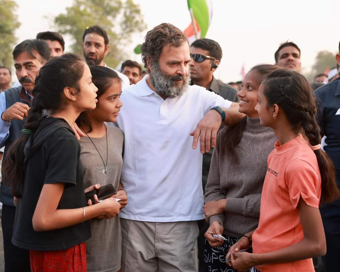 SosalMidiya's tweet photo. From the heart of India, Madhya Pradesh, to the land of bravehearts, Rajasthan, the #BharatJodoYatra is moving ahead with only one purpose - the unity of India, and the protection of its civilisational values of tolerance and plurality. 🇮🇳 https://t.co/gb3sh5aRt4