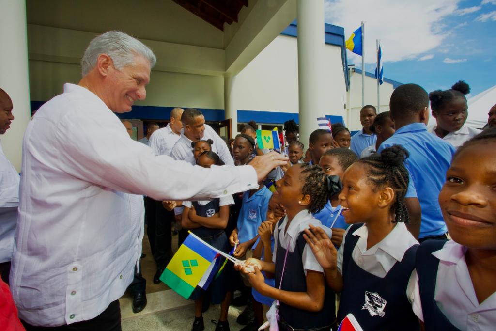 Junto al hermano <a href="/ComradeRalph/">Ralph Gonsalves</a> recorrimos la bella instalación. Es palpable el cariño y el reconocimiento hacia nuestros cooperantes.

Con ellos conversamos sobre su quehacer cotidiano, la vocación humanista de la Revolución y el legado imperecedero de #Fidel.

#SomosCaribe