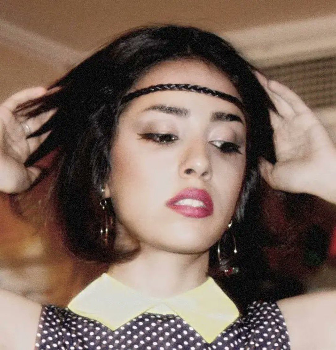 Dit is #Dena_Sheybani (22), een artiest en topsporter uit Shiraz, Z-#Iran.
Ze werd ontvoerd op het eiland Gheshm door de repressietroepen van het Iraanse regime.
Haar familie kan haar nergens vinden en is wanhopig.
Haar leven is in gevaar.
Wees alsjeblieft haar stem. #MahsaAmini