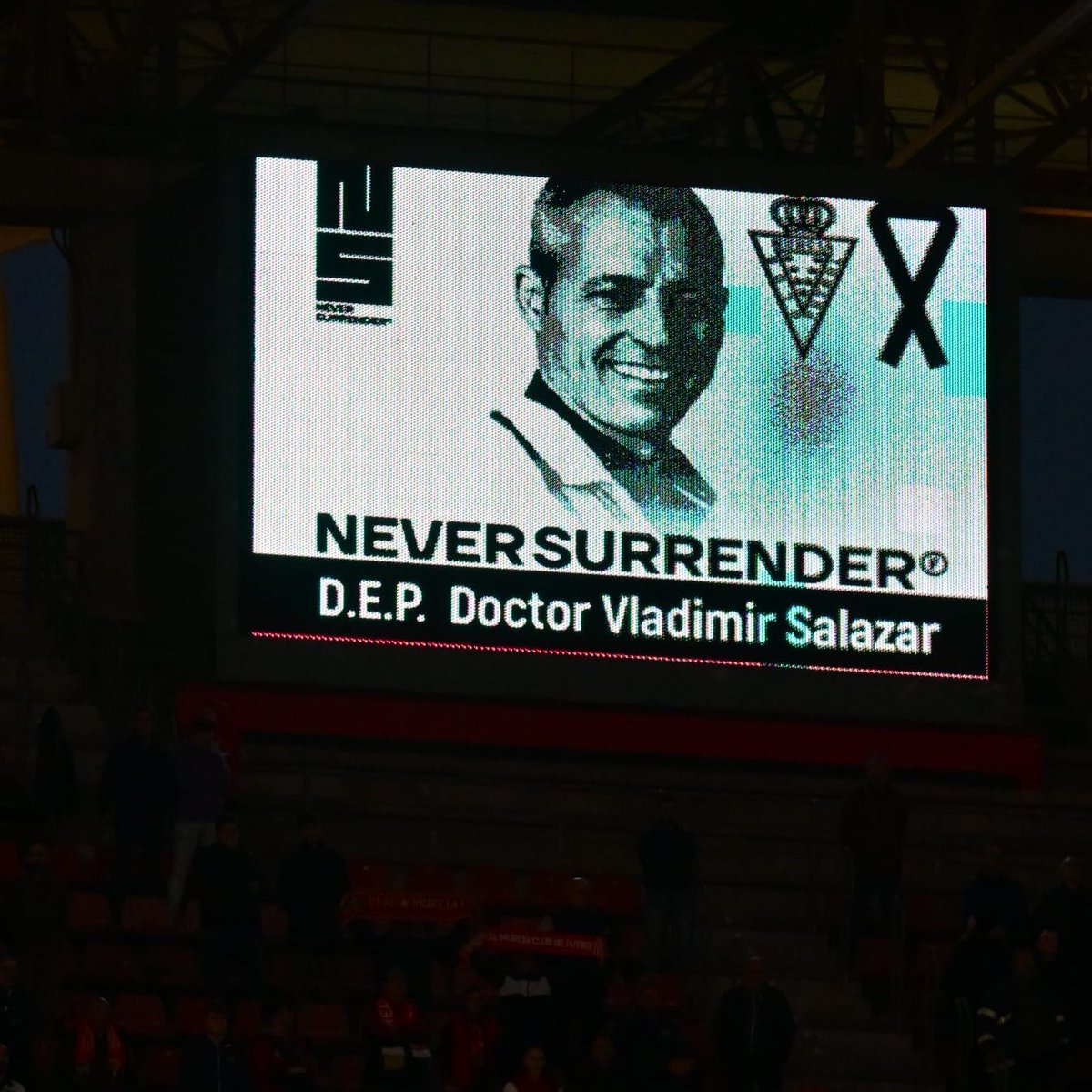 realmurciacfsad's tweet photo. #J14 | ⚫️ En la previa del encuentro se guardó un minuto de silencio en recuerdo del doctor Vladimir Salazar. #DEP #vladiatorneversurrender https://t.co/ujiczdSmjO