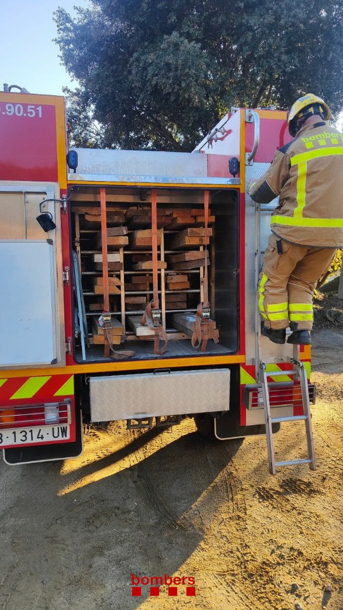 bomberscat's tweet photo. Un vehicle ha xocat a la façana lateral d'un restaurant de la Roca del Vallès, BV-5106 (14.26h). Un dels 2 ocupants ha resultat ferit i @semgencat l'ha evacuat.
#bomberscat, amb #GROS i suport #GREC, hem apuntalat 2 bigues de l'edifici, debilitat per la topada a la paret mestra. https://t.co/OQ8rddpJgW
