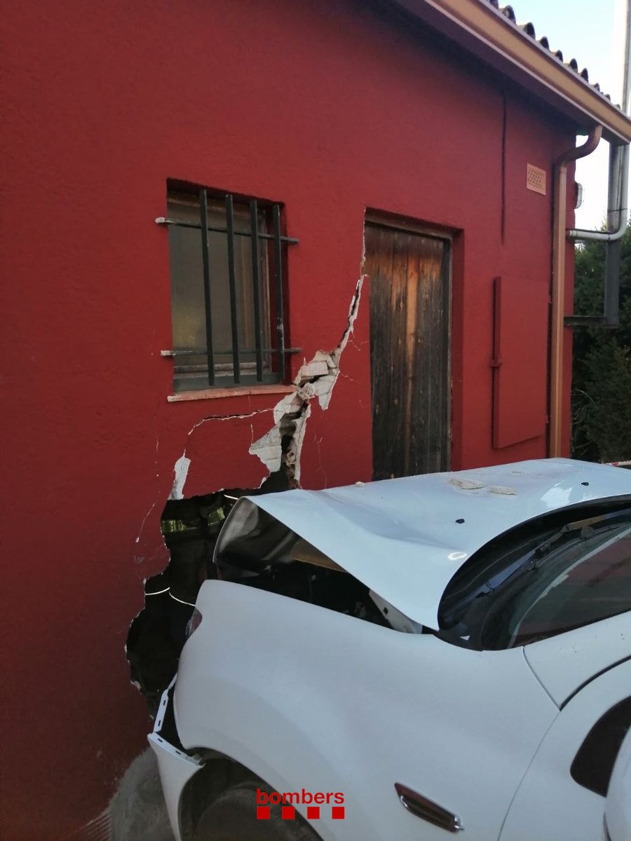 bomberscat's tweet photo. Un vehicle ha xocat a la façana lateral d'un restaurant de la Roca del Vallès, BV-5106 (14.26h). Un dels 2 ocupants ha resultat ferit i @semgencat l'ha evacuat.
#bomberscat, amb #GROS i suport #GREC, hem apuntalat 2 bigues de l'edifici, debilitat per la topada a la paret mestra. https://t.co/OQ8rddpJgW