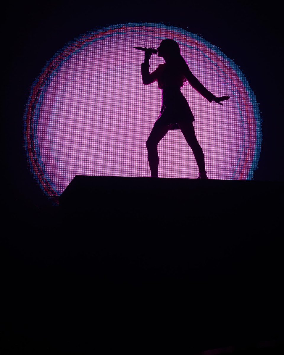 louislepron's tweet photo. j’ai shooté Angèle à La Défense Arena, et ça donne ça 📸 https://t.co/JPDjYpDOLl
