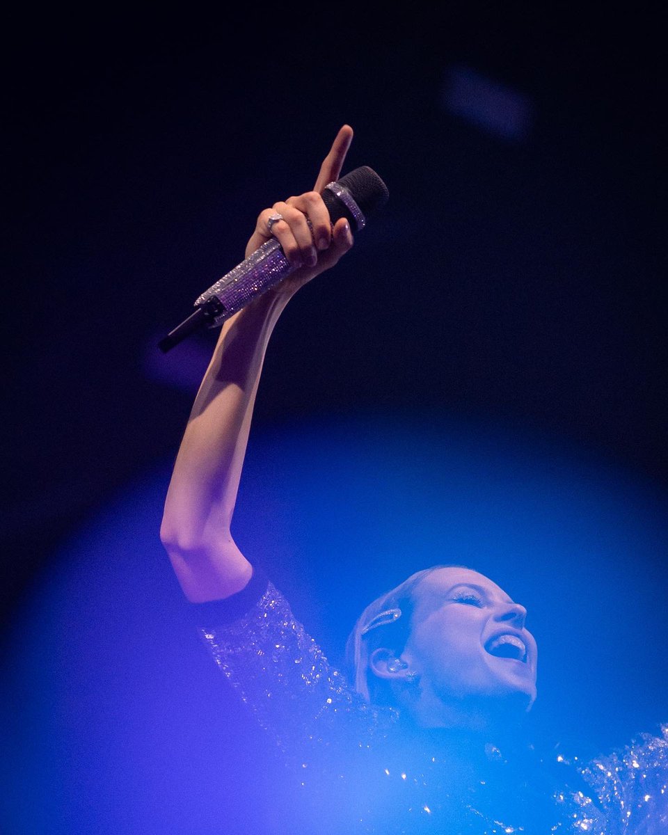 louislepron's tweet photo. j’ai shooté Angèle à La Défense Arena, et ça donne ça 📸 https://t.co/JPDjYpDOLl