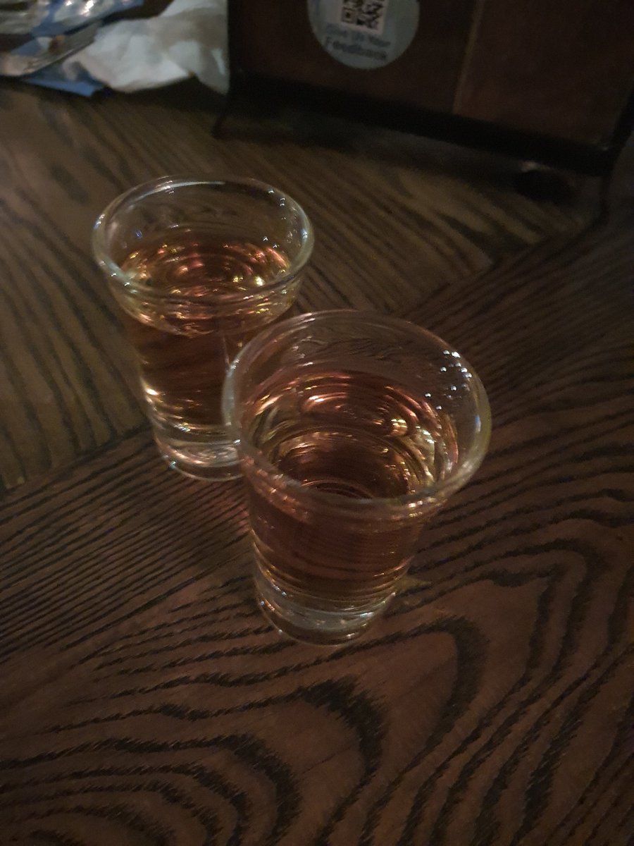 A **Johnny walker gold** from <a href="/keunwoochoi/">Keunwoo Choi</a> 🥺🥺🥺🥺🥺🥺🥺🥺🥺🥺🥺🥺
#🇰🇷ismir2022 😂