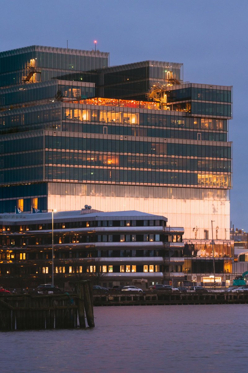 Sun down on a winter night 

#sundowns #sunsetreflections #reflectionsoverthewater #goldenlight #wintersunsets #bluehourphotography #gothenburg