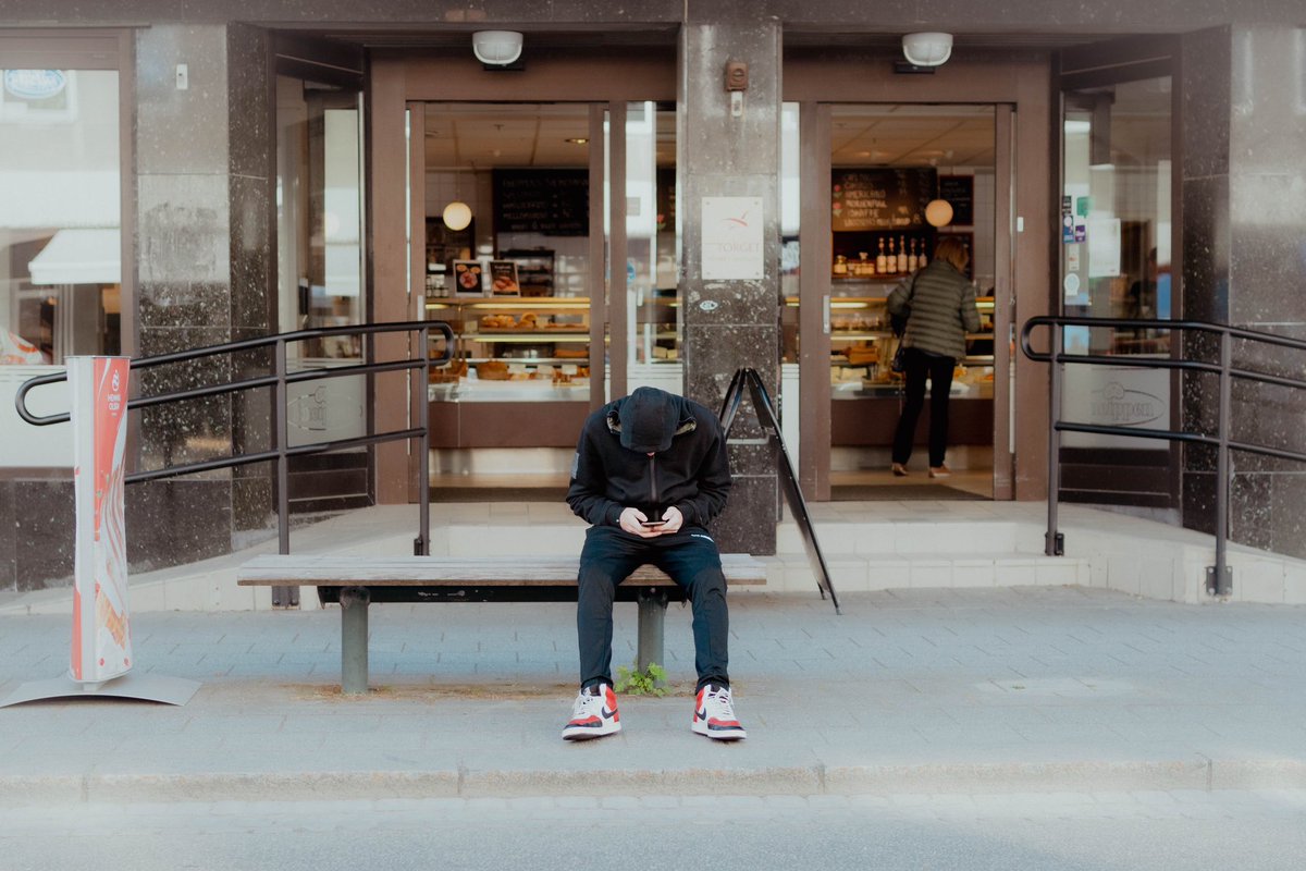 “Venter på deg ved brødbutikken”
#SonyAlpha #Norway #Norge #Molde #MoldeFjord #Bread #Breadstore #streetphotography #filmphotography #vintage