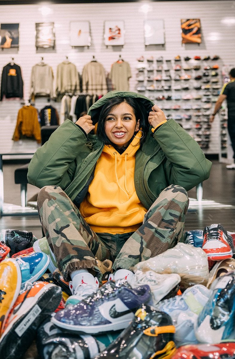 solelynati's tweet image. Allow me to reintroduce myself, since there’s many of you who have followed me recently.

Hi my name is Natalia and I own a sneaker shop on the East Coast with my 2 sisters.  
We are a female-owned shop.  We’re as Colombian as well 🇨🇴
Follow us on Instagram at solely.fuego 🔥