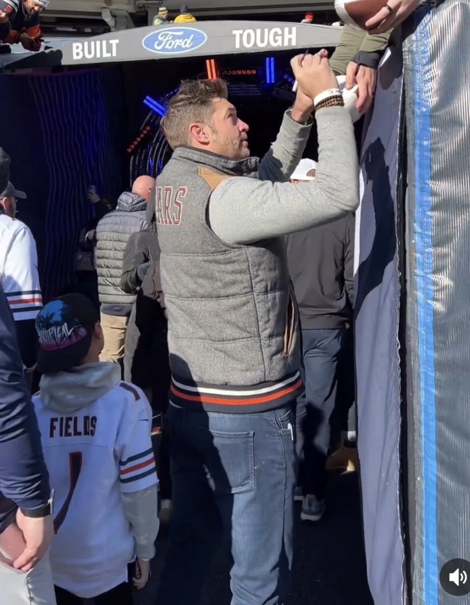 PeterFonseca's tweet photo. That vest fucks. No two ways about it. #cuttyforever #DaBears https://t.co/JiqzyXhApl