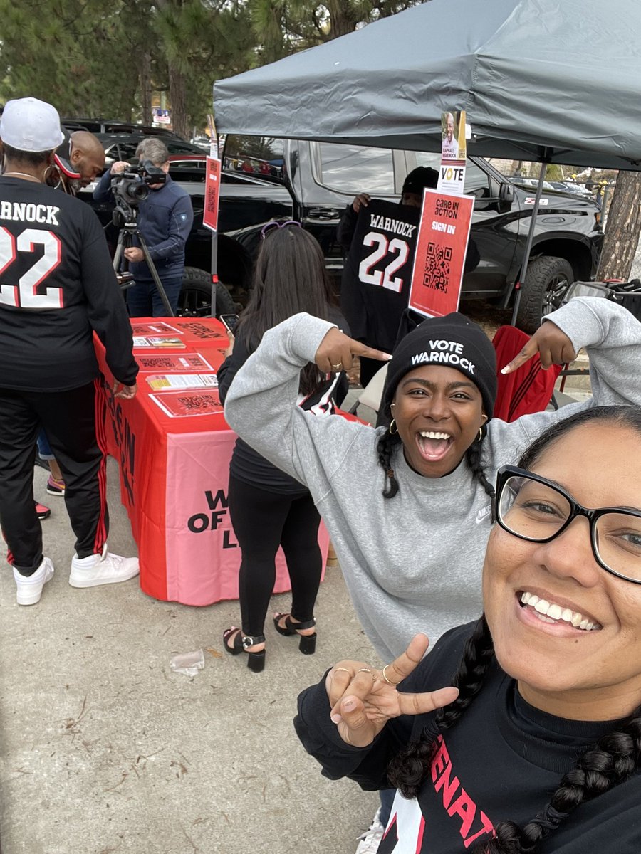 .<a href="/CareInActionUS/">Care In Action</a> turnt at the Falcons tailgate (we even made peace with a Steelers fan who said he’s going to vote on Tuesday!) #RiseUp #DirtyBirds
