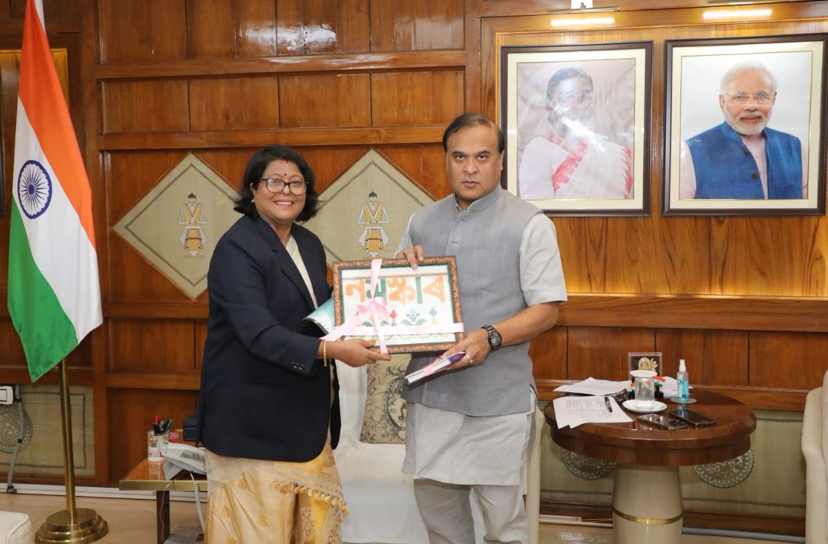 sharma_barnali's tweet photo. Contributed to the Hon. CM's Relief Fund, accompanied by prison officials from Assam Prison Headquarters. https://t.co/A4MlJhlF7v