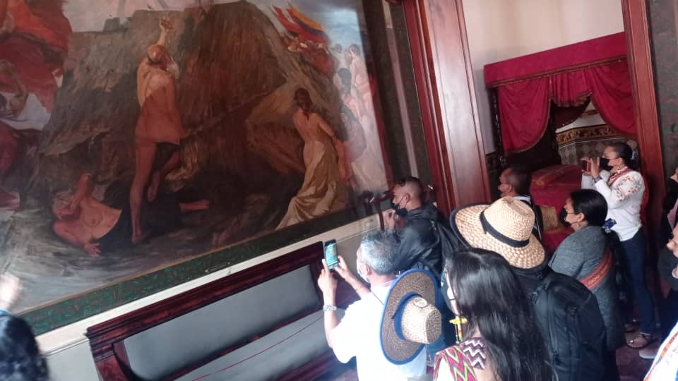 EpocaIndigena's tweet photo. #EnImágenes Delegad@s Internacionales Indígenas recorrieron los espacios del Cuartel 4F donde pudieron apreciar el acrevo histórico que el Comandante Hugo Chávez junto al Pueblo desarrolló y que aún se mantiene vigente en los retos de cara al futuro. #NuevaÉpoca #PoderOriginario https://t.co/6WqqfmD2YR