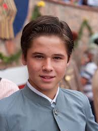 Hoy cumple 23 años el joven diestro mexicano de saga torera y ganadera, recién doctorado, Juan <a href="/pedrollaguno/">Juan Pedro Llaguno</a>, nacido en la misma Querétaro. Felicidades torero 
<a href="/portaltaurino/">Portal Taurino</a>