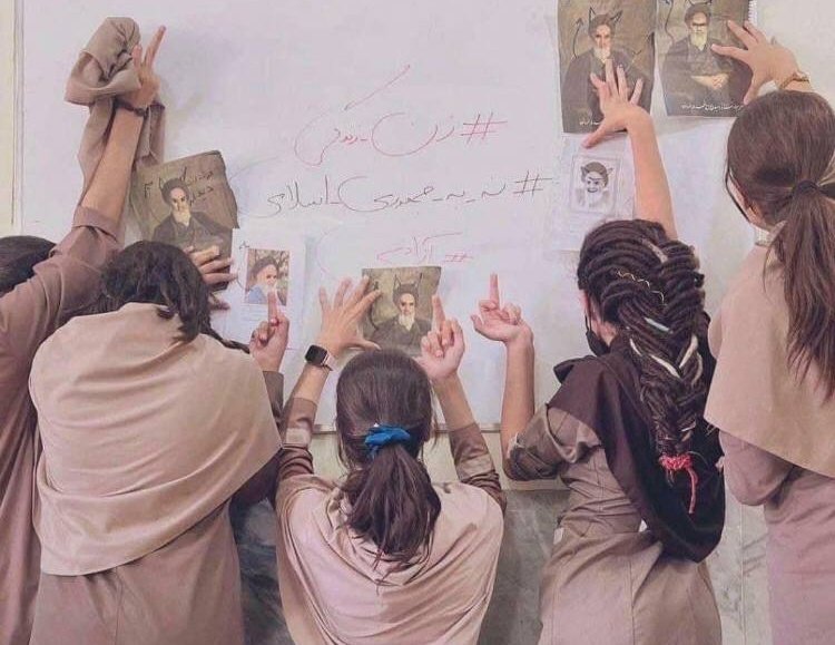 Mojtabapacino's tweet photo. دانش‌آموزای خوشگل دهه‌نودی تو بندرعباس، با این کارشون به همه انقلابیا روحیه دادن
#مهسا_امینی https://t.co/MyzrBh0RW8