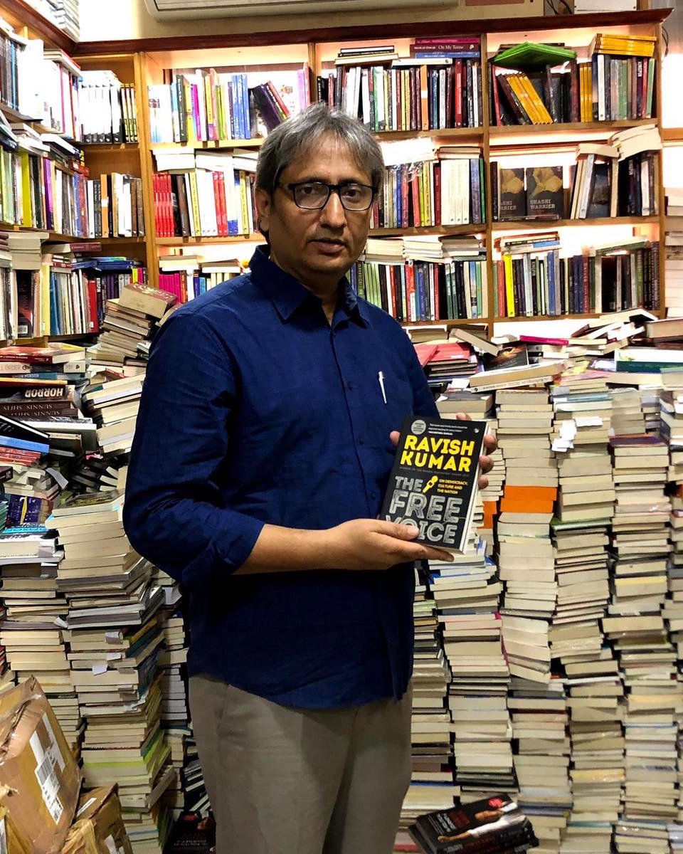 ravish kumar (@ravishndtv) on Twitter photo рдЖрдк рд╕рднреА рдХрд╛ рдмрд╣реБрдд рд╢реБрдХреНрд░рд┐рдпрд╛ред рд╡рд┐рдирдореНрд░ рд╣реВрдБред рдЖрдкрдХреЗ рдкреНрдпрд╛рд░ рдХрд╛ рдкрд╣рд╛рдбрд╝ рдЧреЛрджреА рд╕реЗрда рдХреА рджреМрд▓рдд рд╕реЗ рдмрд╣реБрдд рдКрдБрдЪрд╛ рд╣реИред рдлрд╝реЛрди рдореЗрдВ рдЖрдП рд╣рдЬрд╝рд╛рд░реЛрдВ рд╕рдВрджреЗрд╢реЛрдВ рдореЗрдВ рдЧреБрдо рд╣реЛ рдЧрдпрд╛ рд╣реВрдВред рдЙрдиреНрд╣реЗрдВ рдкрдврд╝рдирд╛ рдФрд░ рд╕рд╣реЗрдЬрдирд╛ рд╣реИред рдЧреБрдЬрд╝рд╛рд░рд┐рд╢ рд╣реИ рдХрд┐ рдЕрдм рдХреБрдЫ рджрд┐рдиреЛрдВ рддрдХ рдореИрд╕реЗрдЬ рди рднреЗрдЬреЗрдВред рдПрдХрд╛рдВрдд рдЬрд╝рд░реВрд░реА рд╣реИред рдЪрд╛рд░ рд╕рд╛рд▓ рдореЗрдВ рдмрд╛рд▓ рдмрд╛рд▓-рдмрд╛рд▓ рднреА рди рдмрдЪреЗ! 2018 рдХреА рддрд╕реНрд╡реАрд░ред рдЖрдк рд╕рднреА рдХрд╛ рдмрд╣реБрдд рд╢реБрдХреНрд░рд┐рдпрд╛ред рд╡рд┐рдирдореНрд░ рд╣реВрдБред рдЖрдкрдХреЗ рдкреНрдпрд╛рд░ рдХрд╛ рдкрд╣рд╛рдбрд╝ рдЧреЛрджреА рд╕реЗрда рдХреА рджреМрд▓рдд рд╕реЗ рдмрд╣реБрдд рдКрдБрдЪрд╛ рд╣реИред рдлрд╝реЛрди рдореЗрдВ рдЖрдП рд╣рдЬрд╝рд╛рд░реЛрдВ рд╕рдВрджреЗрд╢реЛрдВ рдореЗрдВ рдЧреБрдо рд╣реЛ рдЧрдпрд╛ рд╣реВрдВред рдЙрдиреНрд╣реЗрдВ рдкрдврд╝рдирд╛ рдФрд░ рд╕рд╣реЗрдЬрдирд╛ рд╣реИред рдЧреБрдЬрд╝рд╛рд░рд┐рд╢ рд╣реИ рдХрд┐ рдЕрдм рдХреБрдЫ рджрд┐рдиреЛрдВ рддрдХ рдореИрд╕реЗрдЬ рди рднреЗрдЬреЗрдВред рдПрдХрд╛рдВрдд рдЬрд╝рд░реВрд░реА рд╣реИред рдЪрд╛рд░ рд╕рд╛рд▓ рдореЗрдВ рдмрд╛рд▓ рдмрд╛рд▓-рдмрд╛рд▓ рднреА рди рдмрдЪреЗ! 2018 рдХреА рддрд╕реНрд╡реАрд░ред