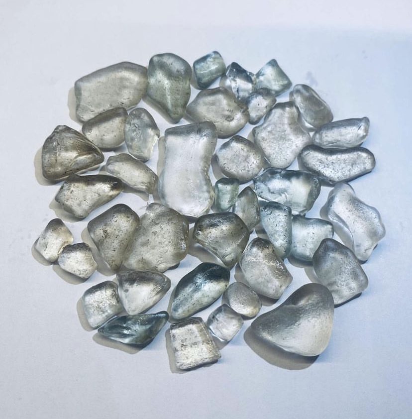 𝕊𝕟𝕖𝕒𝕜 𝕡𝕖𝕒𝕜 : This is some of the beautiful sea glass we have collected from Clevedon!
We plan on using this sea glass in some upcoming accessories that look elegant whilst being environmentally friendly. Keep a look out! 
#youngenterprise #seaglass #jewellery