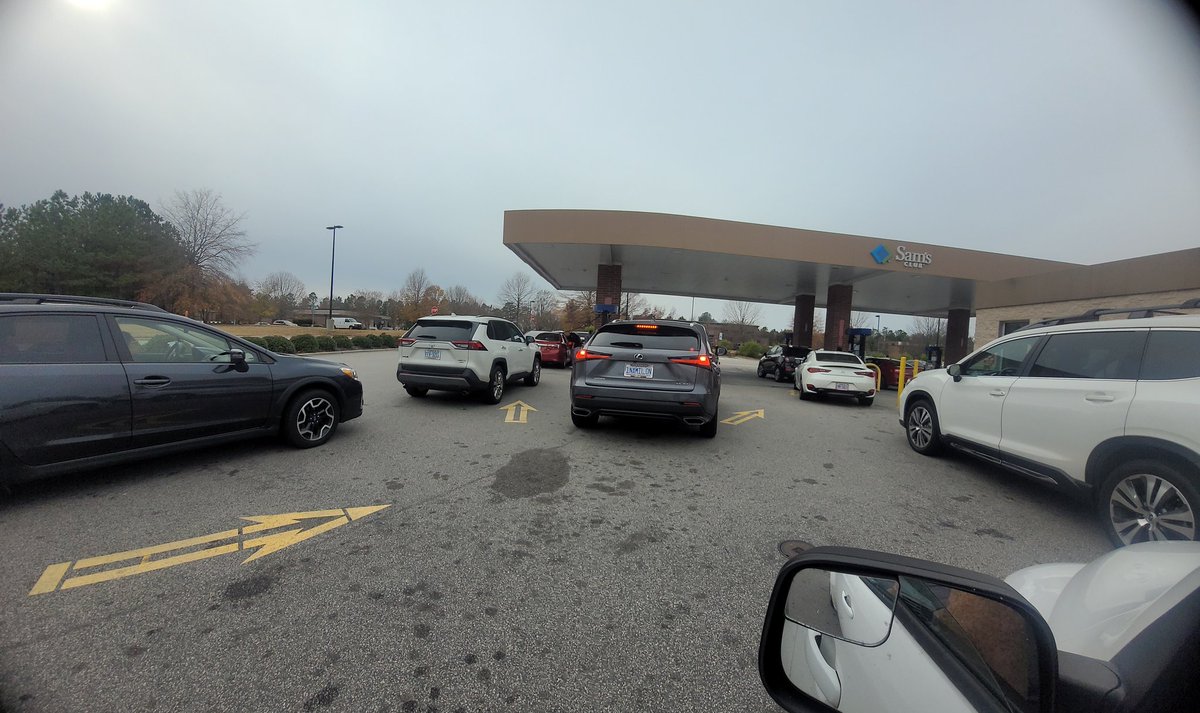 RtpMedic's tweet photo. @SamsClub you have got to expand your fuel centers. This is an all-day thing. 12 pumps all 4 cars deep. https://t.co/ulcVTzOFRM
