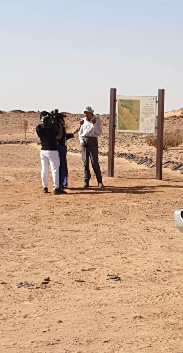akuwaiz's tweet photo. بعد ان دشن مؤسسو و اعضاء جمعية (درب) الخميس الماضي درب مصيقره، ارسل تلفزيون العربية المذيعة المتألقة عبير الفهد و فريقها الفني لتقديم تقرير مفصل حول جمعية(درب)وبرامجها و مشاريعها و كتابات و رسوم صخرة مصيقرة و تفاصيل درب الهايكنج المؤدي لها و المنفذ من الجمعية. سينشر التقرير قريبا https://t.co/KvLDfHSwhz