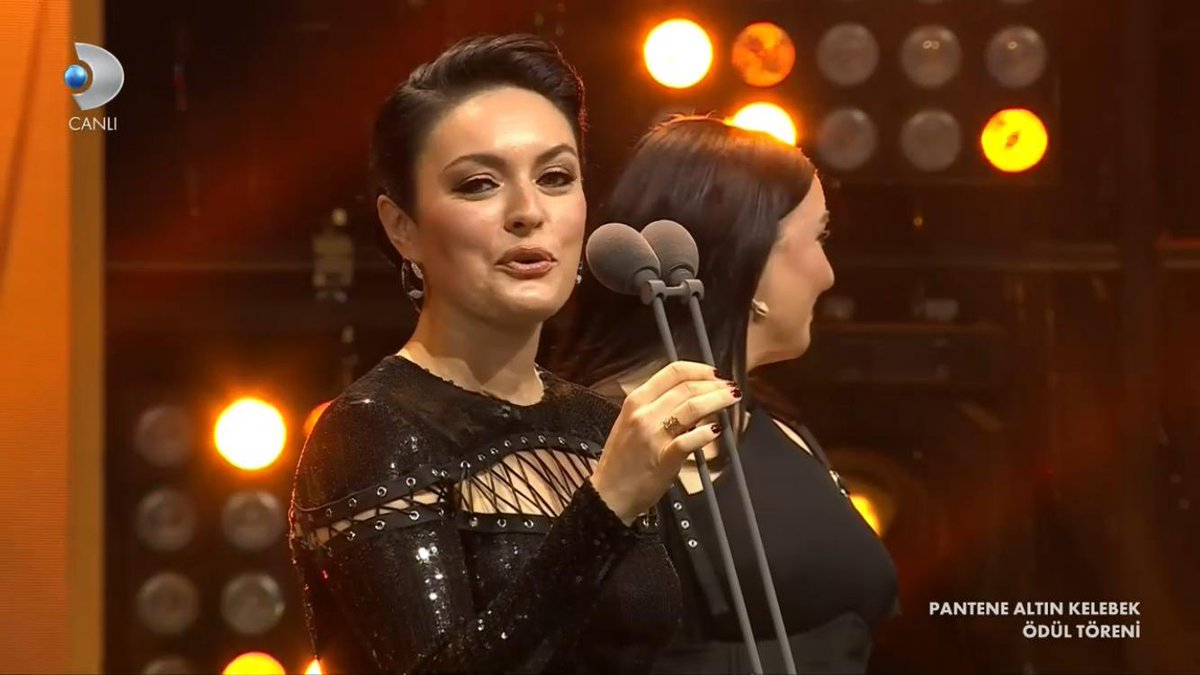 thewiishne's tweet photo. Ezgi Mola birlik olmanin fazlasiyla gerektigi su gunlerde yaptigi konusmayla alkisi hak ediyor👏🏻

#PanteneAltınKelebek https://t.co/02t4YemRnK