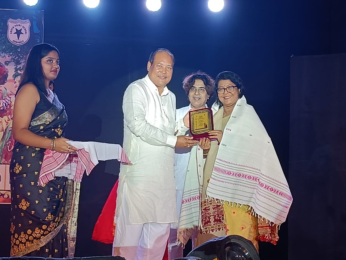 sharma_barnali's tweet photo. Glad to receive the Amrapali Abhinava Aador Award on the occasion of 7th CHIMERA 2022 in #Guwahati today. https://t.co/7SQoEfoFOB