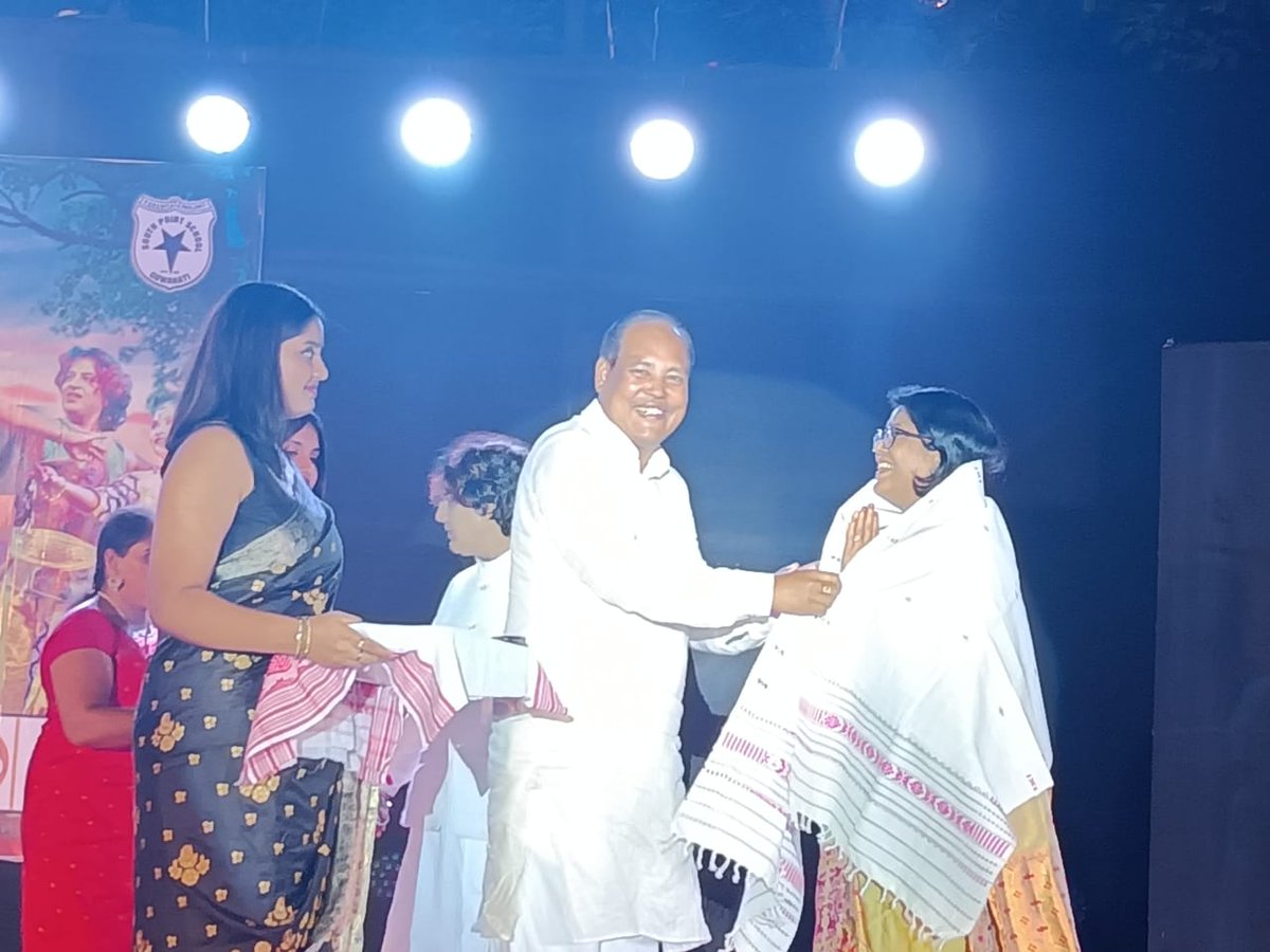 sharma_barnali's tweet photo. Glad to receive the Amrapali Abhinava Aador Award on the occasion of 7th CHIMERA 2022 in #Guwahati today. https://t.co/7SQoEfoFOB