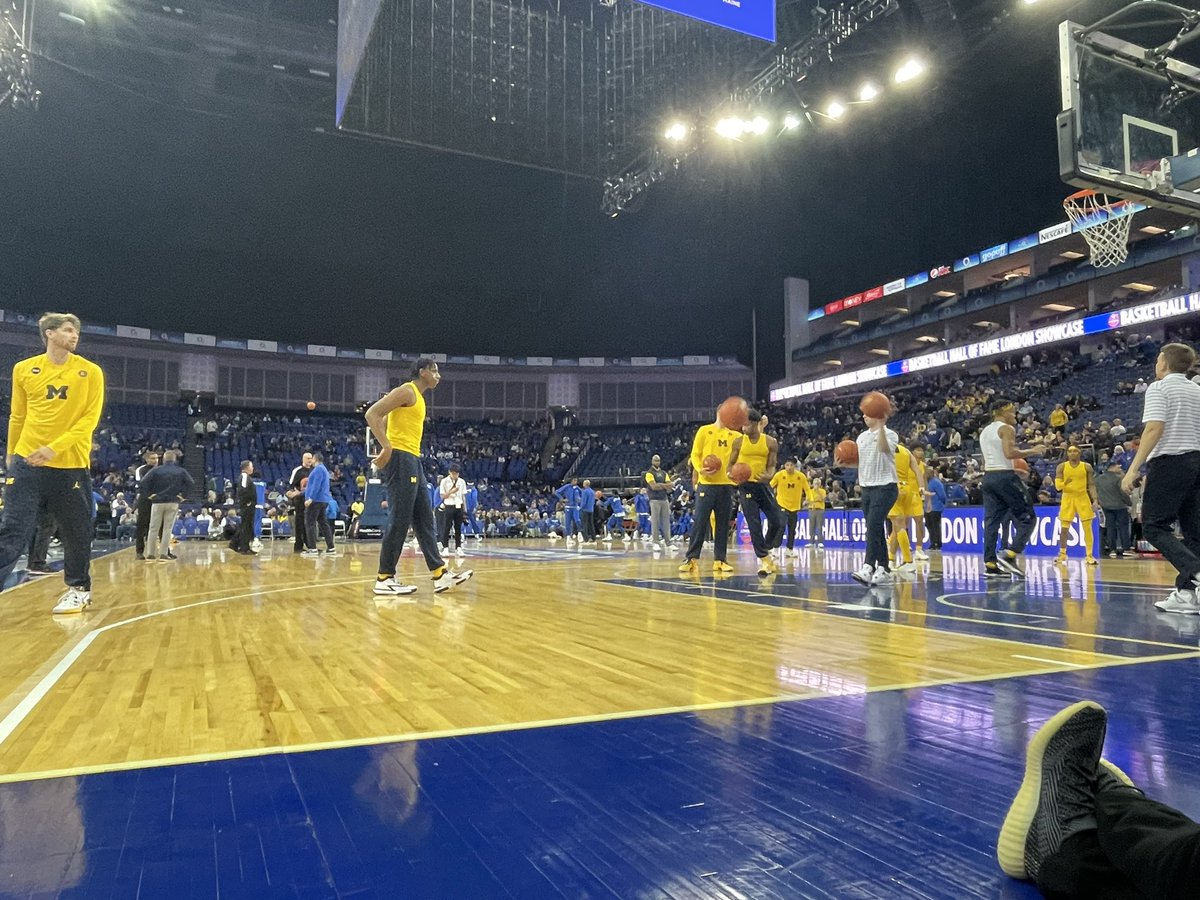 Envergure_Pod's tweet photo. On est présent à Londres pour Kentucky-Michigan. Match dans un petit quart d’heure, les équipes sont au warm-up. @hoophall @hoophallu #hoophallu #bhofglobal https://t.co/OcMYx06p4S
