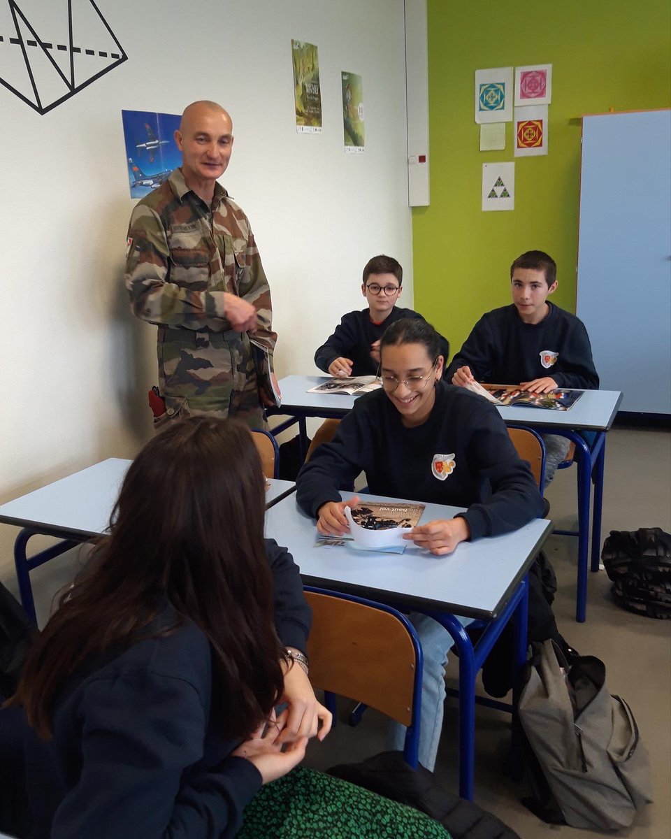 CollegeFroment's tweet photo. Semaine dense pour la #classedéfense  🗓️cérémonie des képis blancs mardi 🗓️rencontre avec un adjudant chef et un caporal chef de l’#arméedeterre vendredi @AcBordeaux https://t.co/6jFyQYcDcz