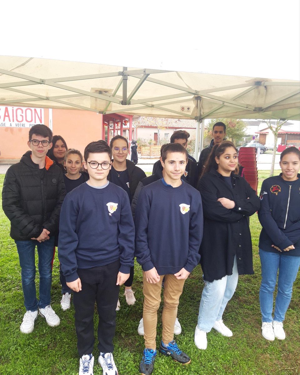 CollegeFroment's tweet photo. Semaine dense pour la #classedéfense  🗓️cérémonie des képis blancs mardi 🗓️rencontre avec un adjudant chef et un caporal chef de l’#arméedeterre vendredi @AcBordeaux https://t.co/6jFyQYcDcz