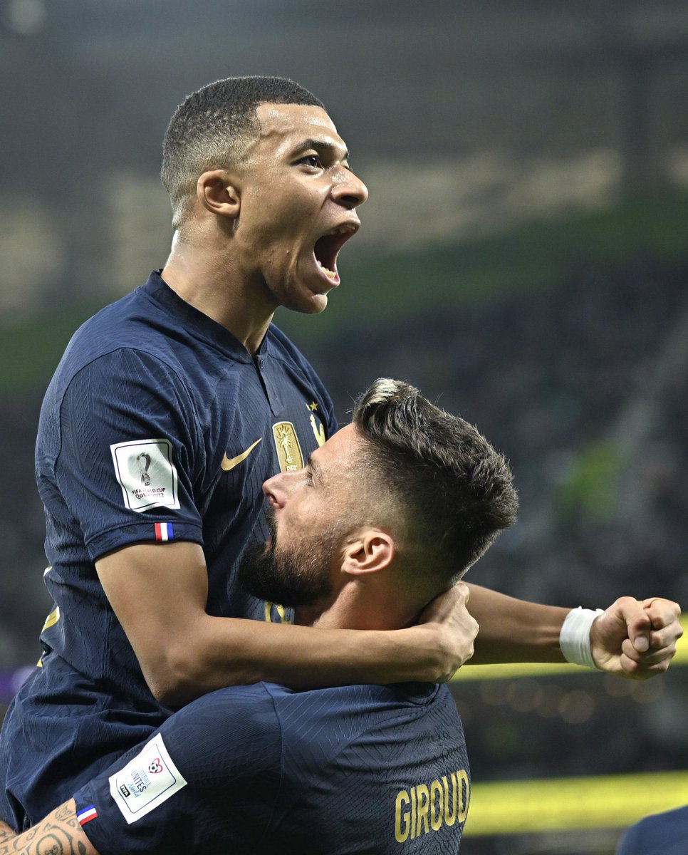 Deportinto's tweet image. ¡Qué jugadorazo es Kylian Mbappé! 🤯

Me recuerda a Thierry Henry por varias características en común. Más allá de compartir nacionalidad. 

Ambos utilizan la velocidad como principal arma. Sublimes para los desmarques con cambios de ritmos ajustados al contexto.

¡Chapeau!👏🏽🐢