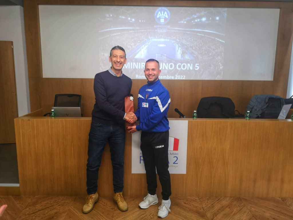 AIA_it's tweet photo. Si è appena concluso il mini raduno #CON5 a #Roma. Il Responsabile Francesco Peroni ha esortato gli osservatori presenti a utilizzare con coraggio l'intera scala dei voti: "Rispettare gli arbitri significa dare a ciascuno la valutazione che merita".
#AIA #futsal #calcio #sport https://t.co/8QW3pB2wZA