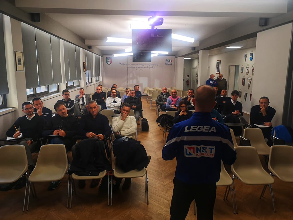 AIA_it's tweet photo. Si è appena concluso il mini raduno #CON5 a #Roma. Il Responsabile Francesco Peroni ha esortato gli osservatori presenti a utilizzare con coraggio l'intera scala dei voti: "Rispettare gli arbitri significa dare a ciascuno la valutazione che merita".
#AIA #futsal #calcio #sport https://t.co/8QW3pB2wZA