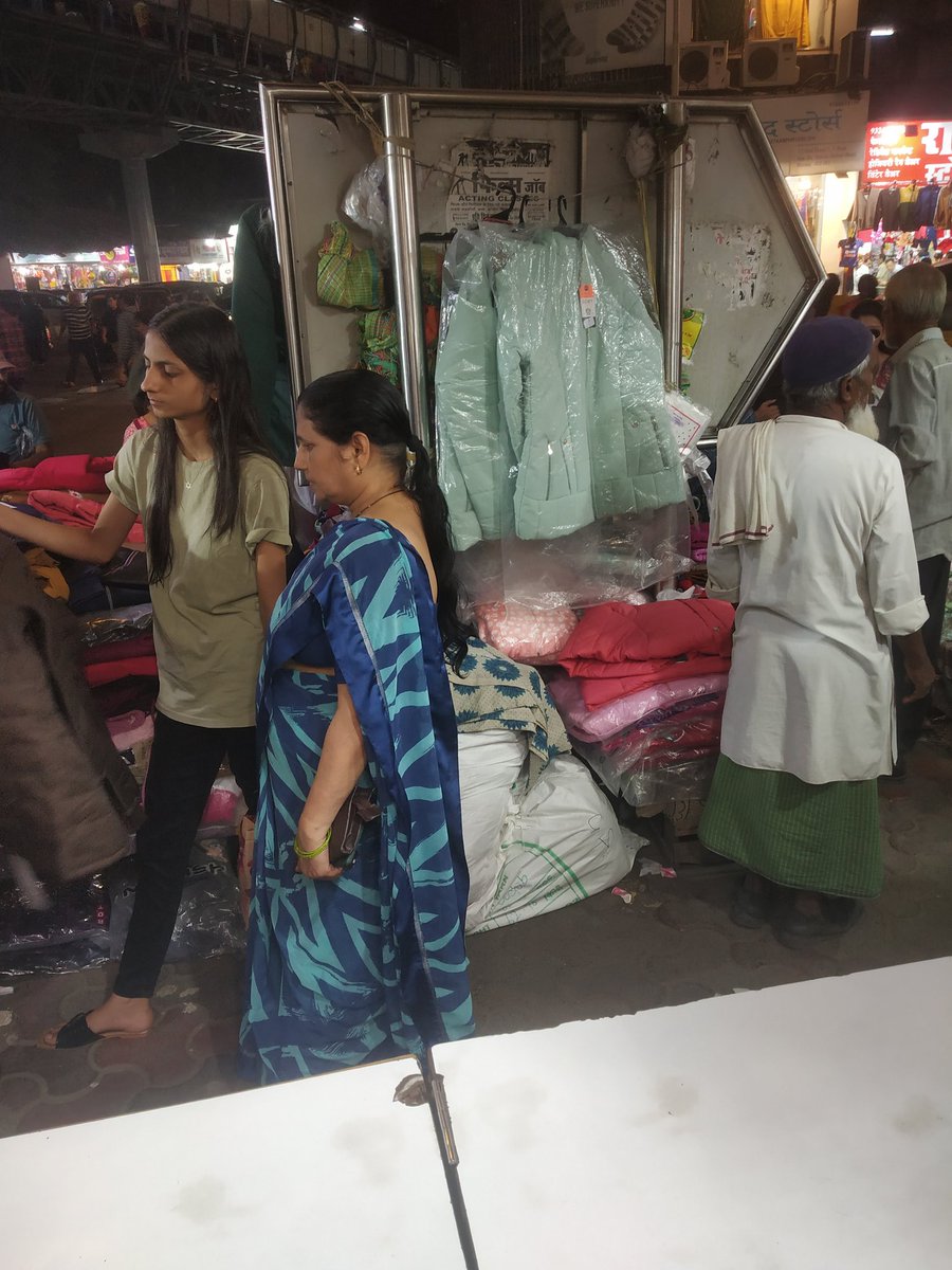 BmcComplaint's tweet photo. @mybmcWardRC @mieknathshinde @rautsanjay61 @Sunilrane_bjp Today's pics... This hawkers are blocking our shop entrance every day now I must say bmc is not doing any strict action. Bmc is just showing temporary solution but no permanent solution even after telling many times in writing. We are not receiving any facility from authority. https://t.co/o4H6kyXgk4