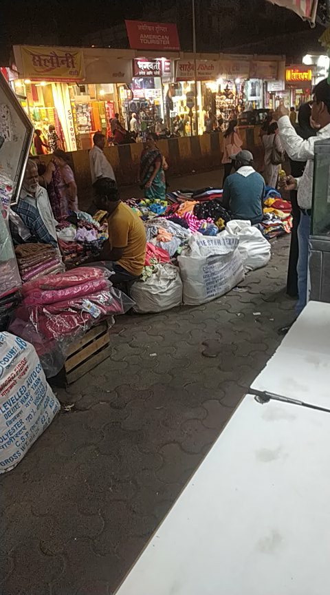 BmcComplaint's tweet photo. @mybmcWardRC @mieknathshinde @rautsanjay61 @Sunilrane_bjp Today's pics... This hawkers are blocking our shop entrance every day now I must say bmc is not doing any strict action. Bmc is just showing temporary solution but no permanent solution even after telling many times in writing. We are not receiving any facility from authority. https://t.co/o4H6kyXgk4