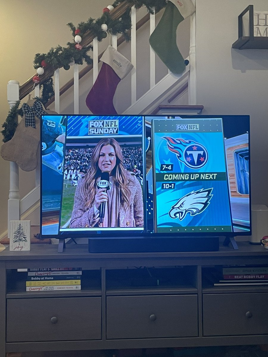 emmc3312's tweet photo. Need to know where to buy that coat @ErinAndrews 🔥 🦅 🏈 https://t.co/HvWB4eCcZv