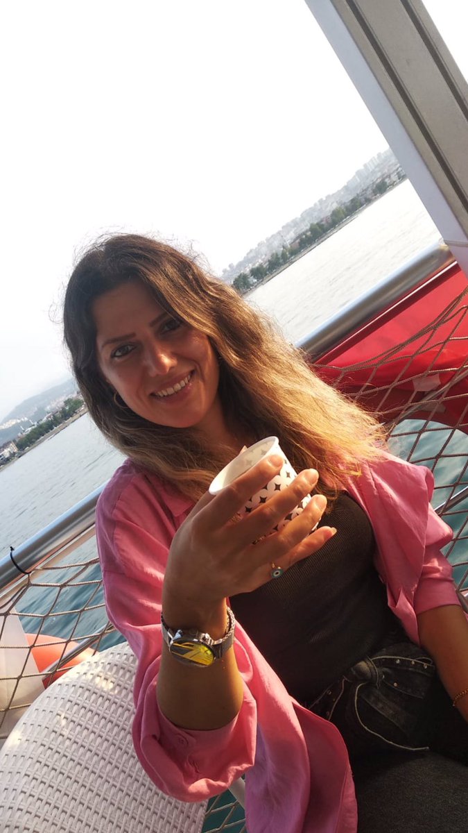 Yaş ilerledikçe; dingin bir kabulleniş başlıyor
Gelene, gidene, olana, yitene "olur böyle şeyler" deyip çay içiyorsun…

#hayatgüzel