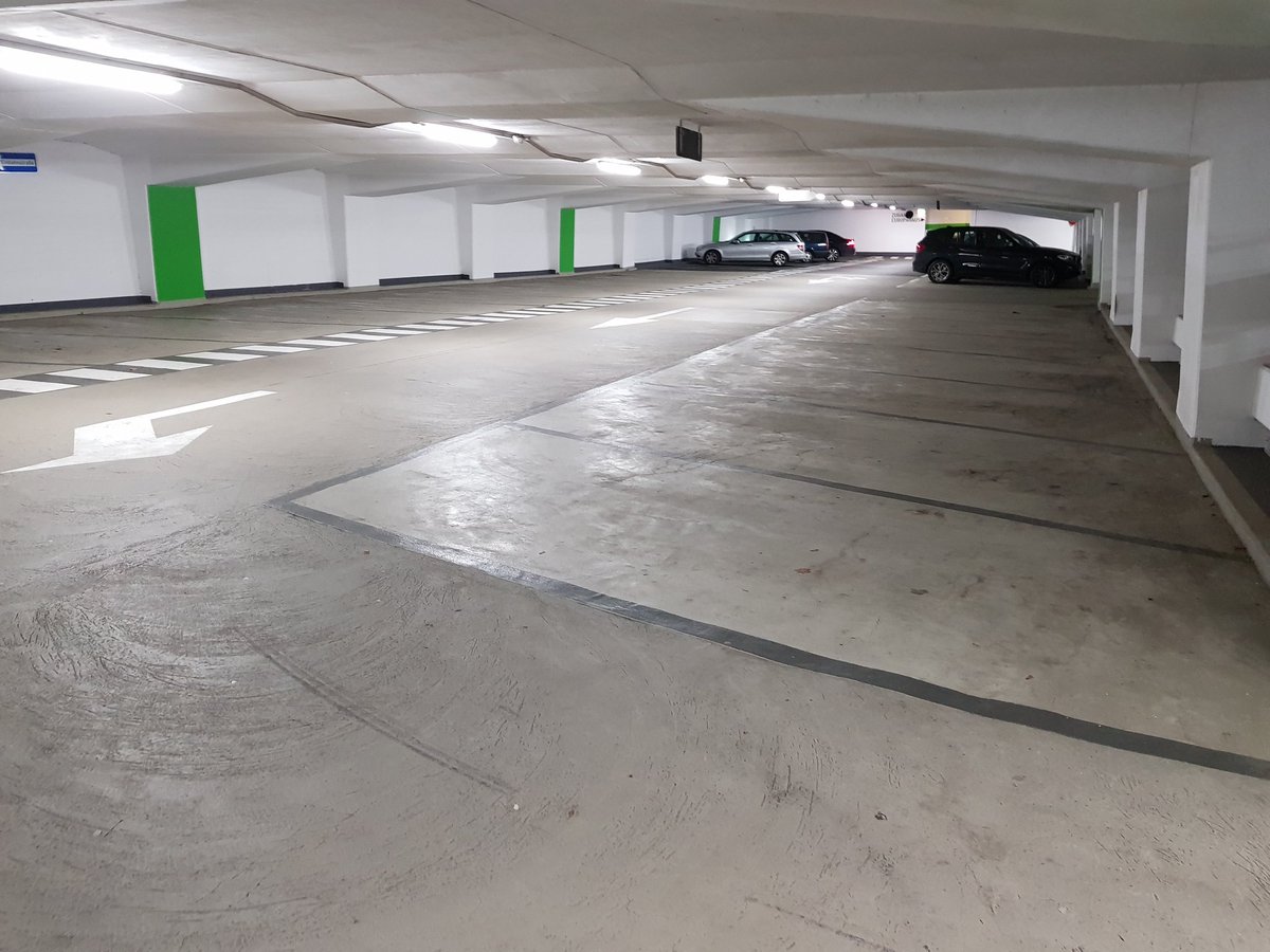 rolf7654's tweet photo. Parkhäuser leer - Fußgängerzone voll, mit Autos.
Sonntag Abend in #Nürtingen
Deshalb keine Parkplätze am Fahrbahnrand mehr! https://t.co/um1S2KzXPj
