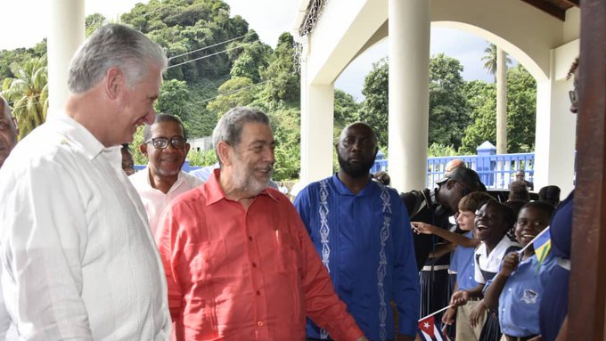 DrRobertoMOjeda's tweet photo. La cálida  acogida a @DiazCanelB y la delegación que lo acompaña en su visita a San Vicente y las Granadinas, confirma la entrañable hermandad entre nuestras naciones y pueblos caribeños. Gracias por tanta solidaridad con #Cuba,  legado de #FidelPorSiempre https://t.co/MEGbTdYJDM