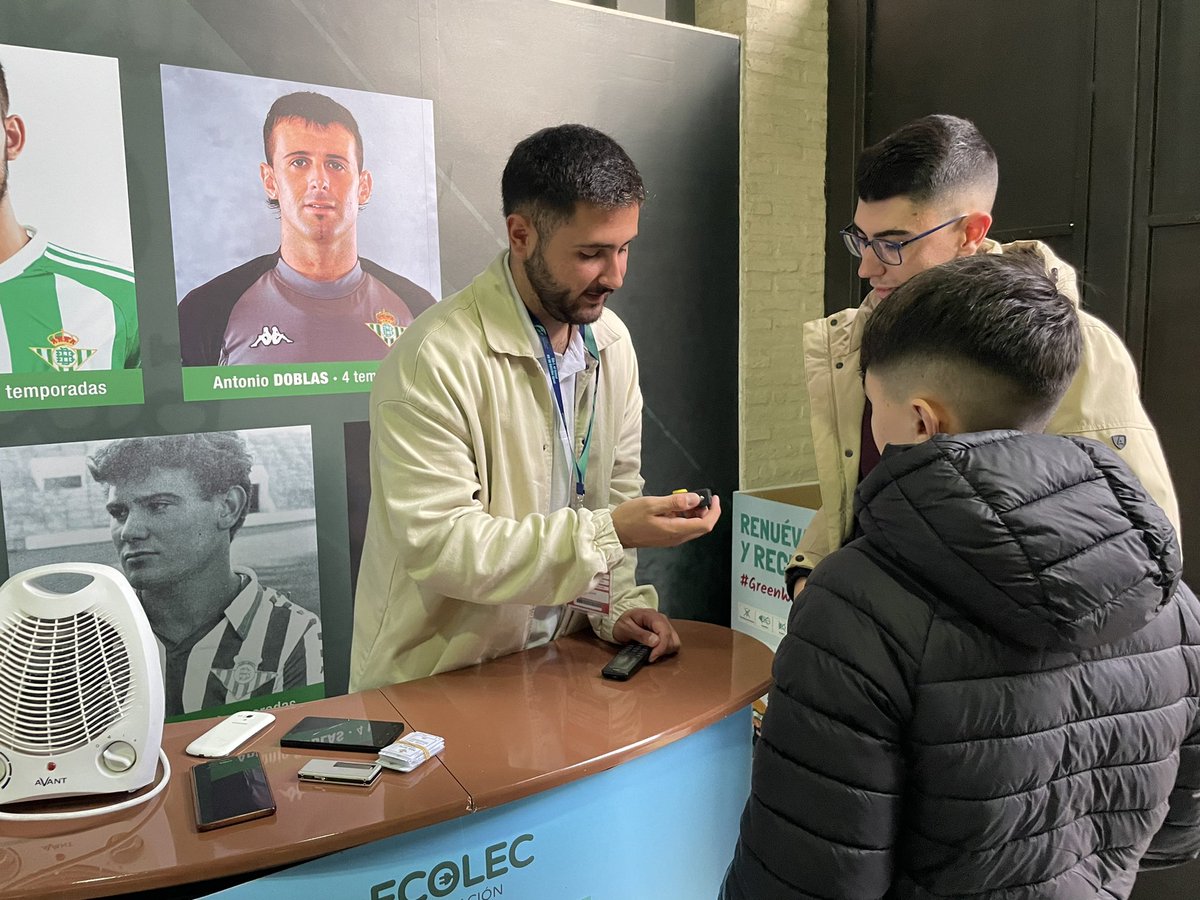 GreenEcolec's tweet photo. Hoy la #GreenWeek22 ha llegado hasta el partido ⚽ disputado entre el @RealBetisFem y el @LUDFemenino para concienciar sobre la importancia del #reciclaje ♻ de #RAEE.
¡Gracias a todos los aficionados que han participado!
#Renuévateyrecila ♻ https://t.co/SLxFYhrRnE