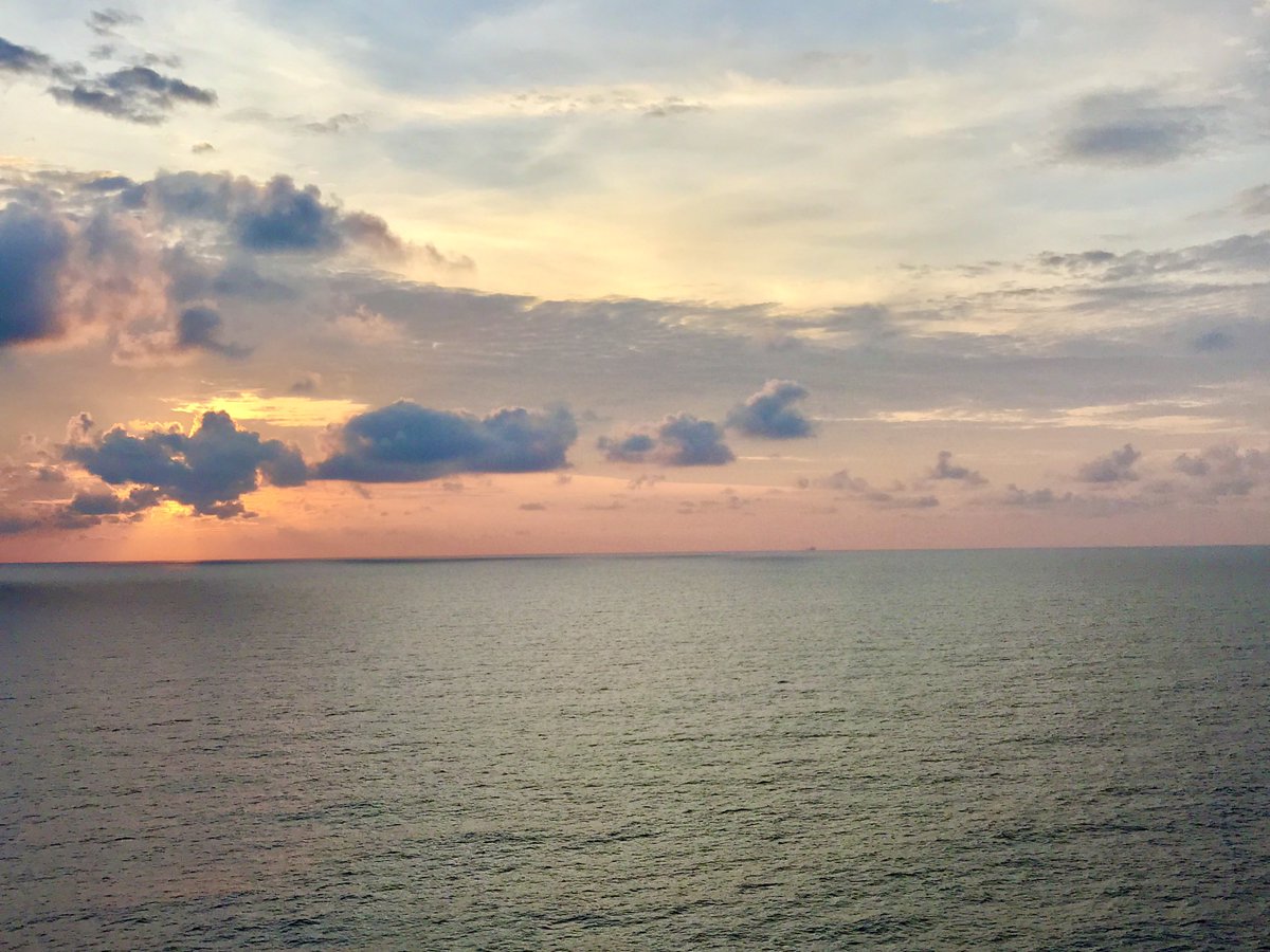 kellystilwell's tweet image. Sun setting on the South China Sea with ⁦@HALcruises⁩ One of the best trips ever! #HALcruises #sundaysunsets ⁦@_sundaysunsets_⁩ ⁦@RoarLoudTravel⁩ ⁦@MadHattersNYC⁩