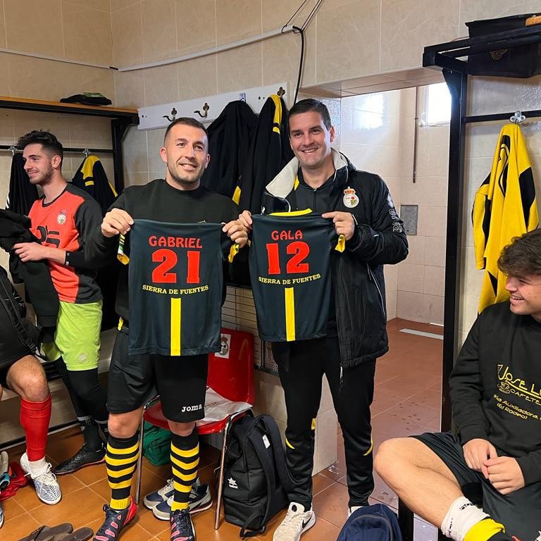 AmanecerCp's tweet photo. Nuestros jugadores @tomygijon e @ismamo87 recibiendo la camiseta del equipo por el nacimiento y próximo nacimiento respectivamente de sus peques (regalo de sus compañeros). Enhorabuena chicos es un placer aumentar la plantilla gualdinegra 😉🐝⚽🐝 https://t.co/1axBHwBDE7