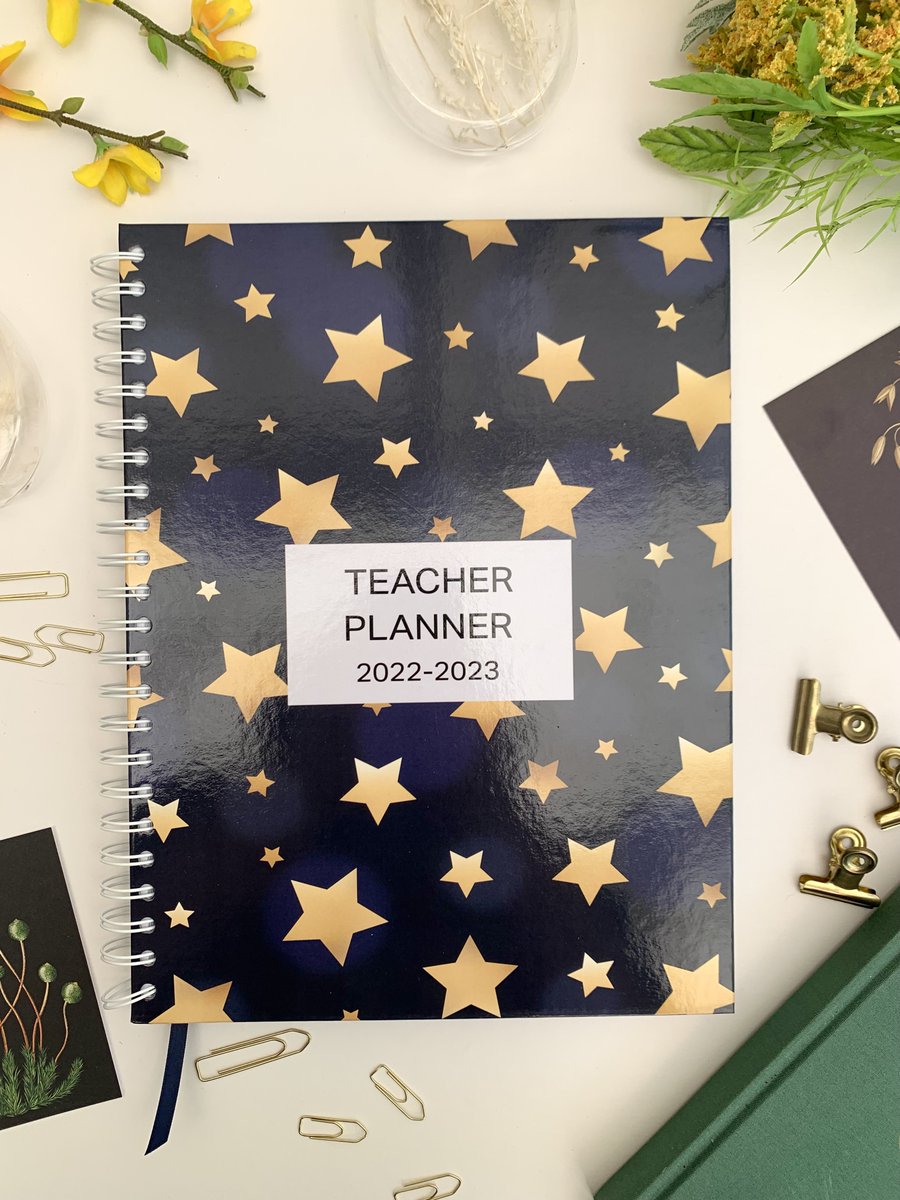 ~ ADVENT GIVEAWAY ~
To celebrate Christmas, we thought you all deserved a treat, so we are giving away a FREE HARDBACK PLANNER. To enter, like and retweet this post. Today’s planner is a Stars Teacher planner. Winners chosen randomly at 8:30 pm on Tues GOOD LUCK! T&amp;Cs apply.