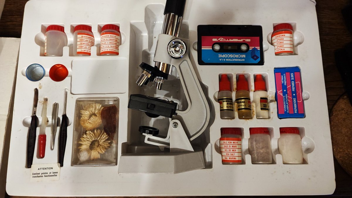 Sayan50's tweet image. Je donne mon bon vieux microscope à mon fils qui est passionné de minéraux... Et il me dit c'est quoi le boîtier avec les deux trous. J'ai pris une claque...