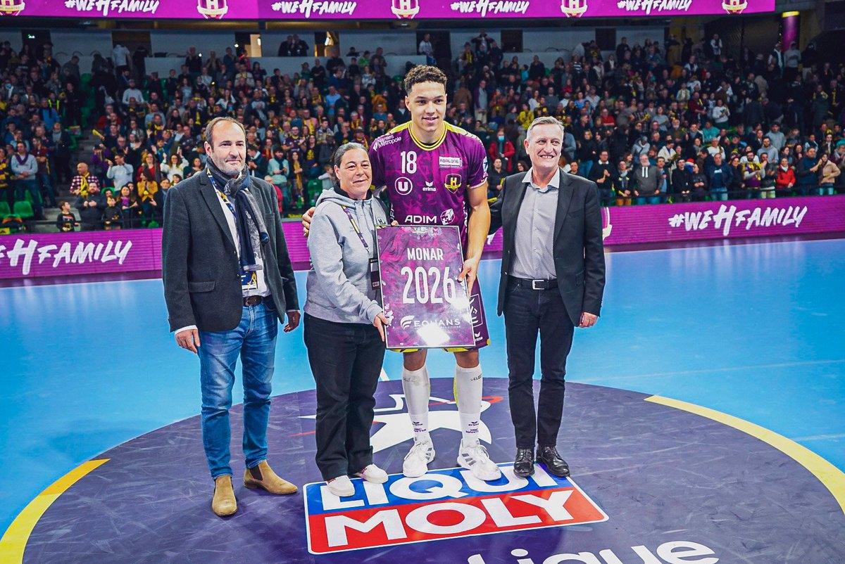 HBCNantes's tweet photo. 👕 Pour symboliser l’éclosion de Théo Monar, le maillot #Monar2026 remis par les différentes personnes qui ont amené Théo Monar au plus haut niveau.

Bravo @HbcNantesAsso !

#FormationHBCNantes https://t.co/TbP9AA8zHX