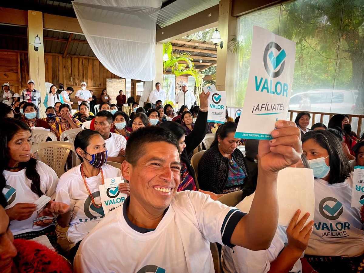 PartidoValor's tweet photo. Hoy compartimos con los habitantes de San Juan Sacatepequez en otra jornada de afiliación y capacitación. 

Gracias por demostrar que están dispuestos a escribir #UnaNuevaHistoria. 
#SomosGenteDeValor. 

Actividad realizada respetando el artículo 20, inciso h), de la LEPP. https://t.co/EgK91p3Rgn