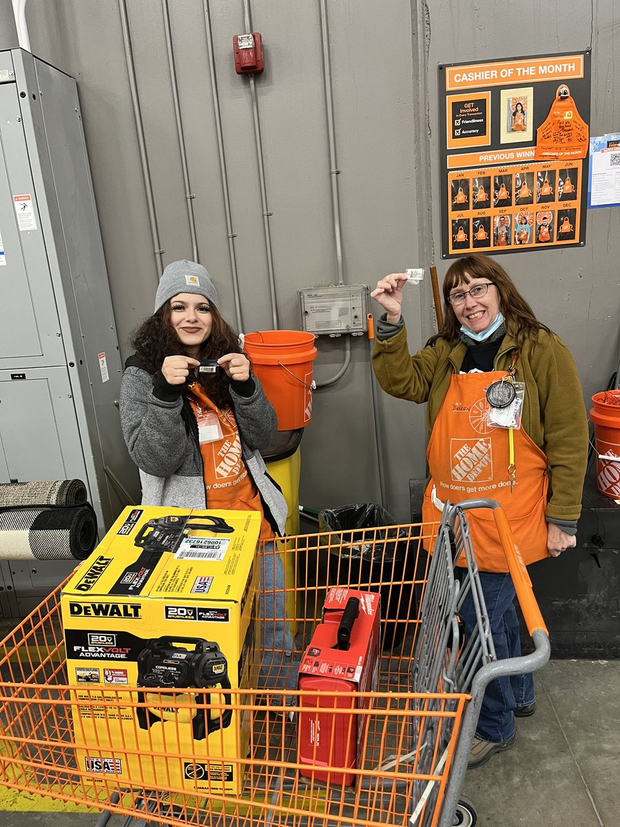 risakea's tweet image. Head Cashier Doreen and Cashier Melanie had a recovery at Self Check. Assisting the customer caught upc switching. Not on our watch @8445🎉🤙🏾