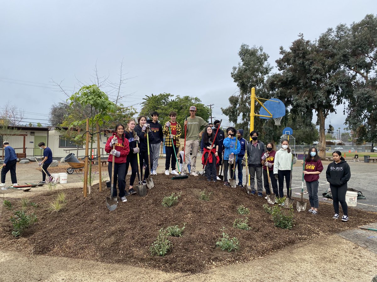 The ongoing transformation of Jackson Elementary in #Altadena by <a href="/amigosdelosrios/">Amigos y Guardianes</a> is a wonderful example of the #GreenSchoolyards movement in California. 🌳🌳🌳

Lots of opportunities to support/volunteer as well! amigosdelosrios.org/volunteer/

#GreenSchools #UrbanGreening #CoolSchools