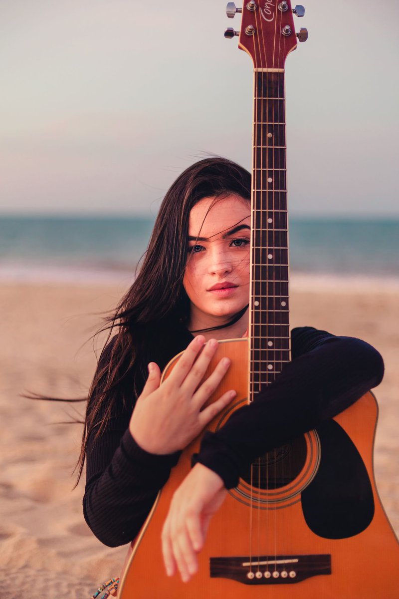 يممتني حرفا
دندنتني عزفا
راقصتني شغفا
رقيت في صرحي

فعصفتني عصفا
وجرفتني جرفا
بالعشق تقرأني
وتتقن شرحي

واكبتني لهفا
فكتبتني شغفا
واعدتني
لن تنوي يوما طرحي

فجمعتني لهفا
لملمتني صدفا
واليوم في قسوة
ت #رقص_على_جرحي

فلمَ صلبت قصائدي
بصلابة صلفا
وتركتني للريح
تقصفني
و تمعن في ذرحي